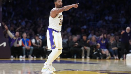 加盟湖人，你果然大放异彩，三分和防守都拉满，最赚的签约引援|斯玛特|灰熊|奇才|东契奇|凯尔特人_新浪体育_新浪新闻